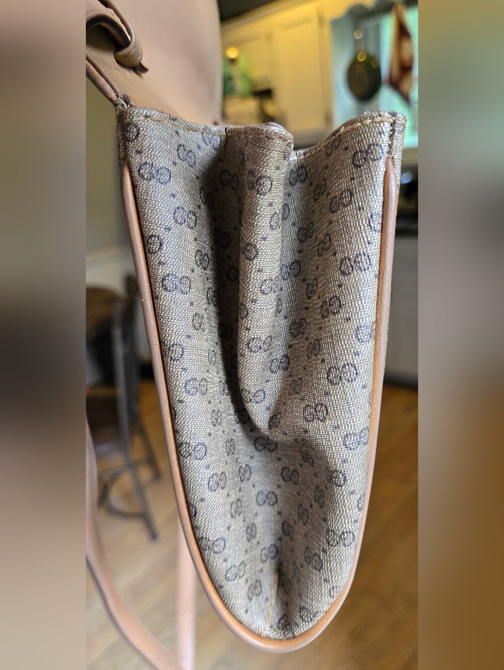 EUC Vintage Gucci Crossbody - Picture 16 of 16
